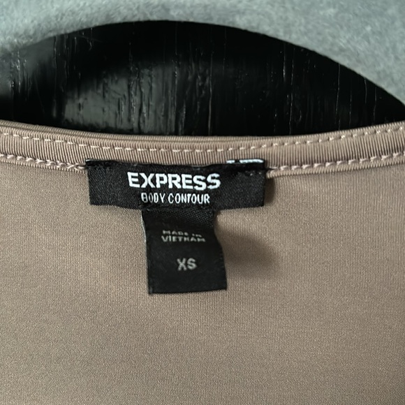 Express body contour tee - Picture 3 of 3